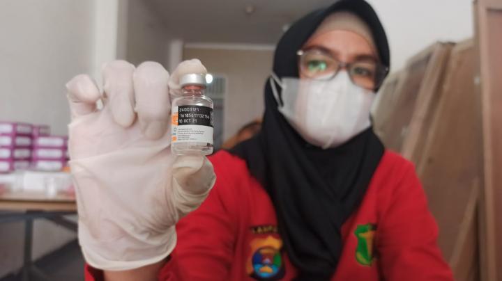 Petugas Medis Polda Lampung Jelaskan Tahapan Suntik Vaksin COVID-19